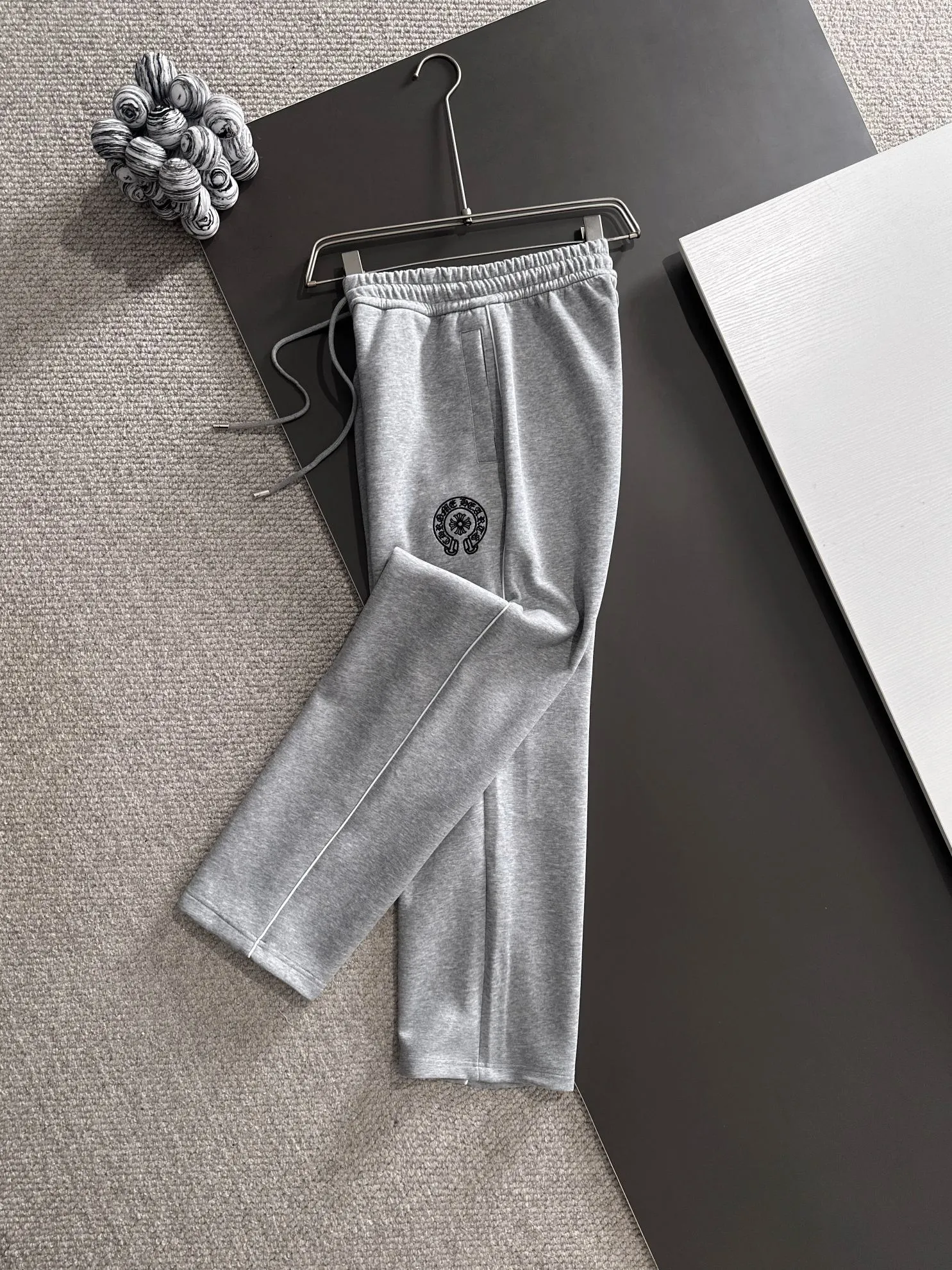 P310 Chrome Hearts* (exclusive quality in the market) hot style 2꯭0꯭2꯭5 new autumn pants original ⌚️ high version Chrome Hearts The fabric is made of 380g high-density double-sided Chinese custom fabric. It does not deform or shrink. The three-dimensional drape is amazing. Process introduction: chicken edge + classic horseshoe embroidery. Color: gray SIZE: M-XXXL